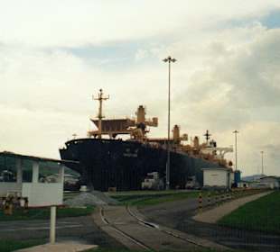 Frachter in der Miraflores-Schleuse