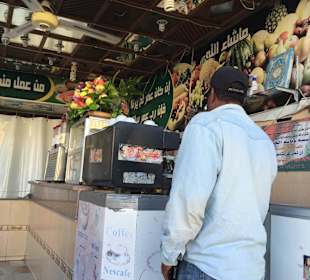 Bob bestellet frische Säfte