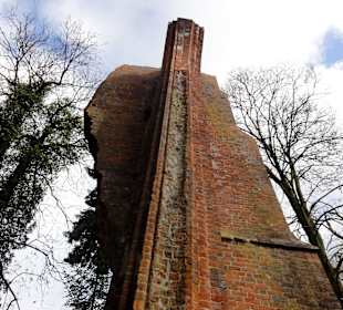 Spaziergang durch die Mauerreste des Klosters