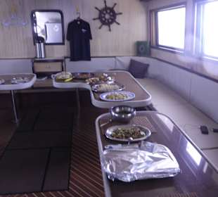 Leckeres Essen auf dem SimSim Boot