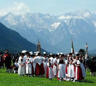 Ein Trachtenverein vor der Kulisse des Wetterstein
