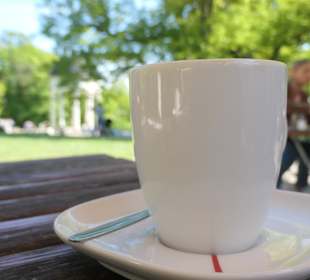 Kaffeepause beim Rest. Der Turm auf dem Neroberg
