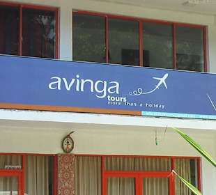 Langes Werbeschild Avina ....