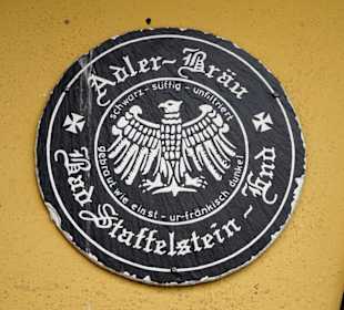 Firmenschild an der Fassade