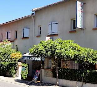 Straßenansicht von Restaurant und Hotel