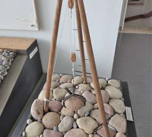 Kran zum Bau einer Befestigung mit Findlingen