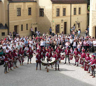 Musikgruppe im Innenhof der Burg Trausnitz