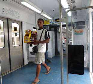 Fliegende Verkäufer bieten ihre Ware an.