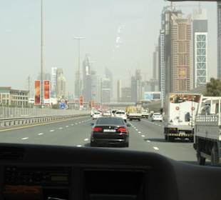 Skyline von Jumeirah aus dem Auto fotografiert