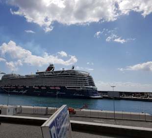 Mein Schiff 2 im Hafen Funchal 