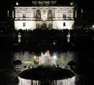 Schloß und Wasserspiele bei Nacht