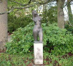 Frauenplastik