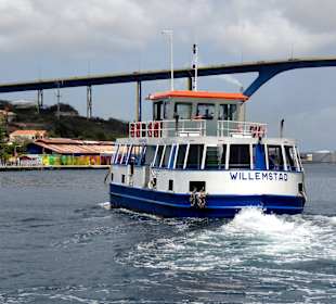 Die Fähre als Boot der Hafenrundfahrt