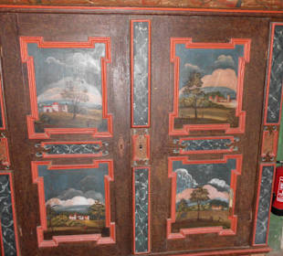 Ein schön bemalter alter Bauernschrank