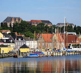 Blick über die Förde auf den Museumshafen