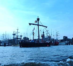 Hamburger Hafen mit vielen Schiffen