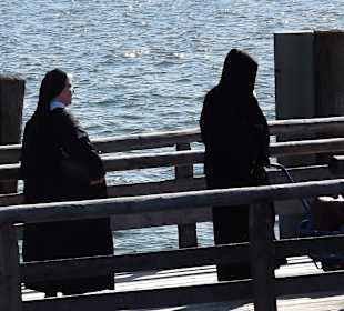 Nonnen gehen von Bord