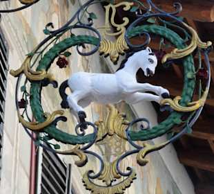Das Zunftschild über dem Gasthaus