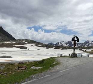 Holzwegkreuz am Lago Bianco