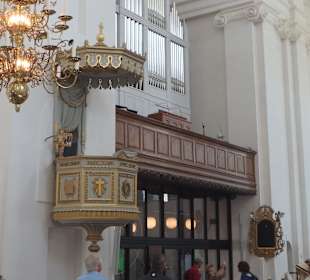 Kanzel und Orgel