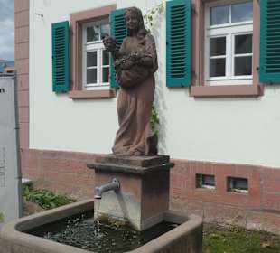Dorfbrunnen mit der Weinleserin (Thüngersheim)