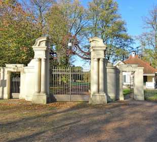 Das "Kaisertor" zum Jenischpark