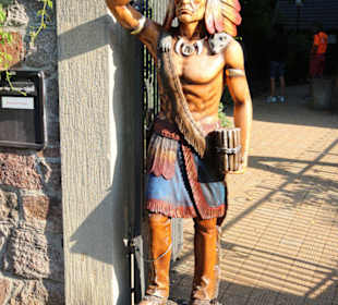 Grüßender Indianer am Tor