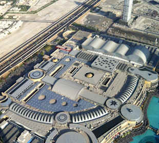 Dubai Mall von oben  (1200 Geschäfte i. e. Gebäude)
