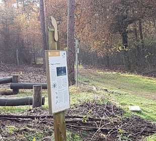 Verschiedene Hinweistafeln installiert