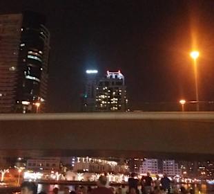 Dubai Marina durch die Wolkenkratzer bei Nacht