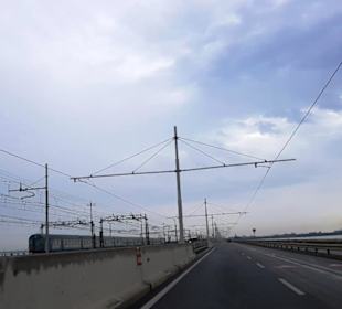 Links geht der Zug mit