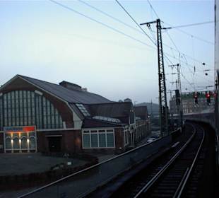 Zug Einfahrt/Ausfahrt Hamburg