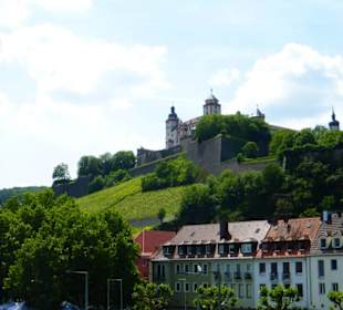 Blick von der Alten Mainbrücke zur Festung