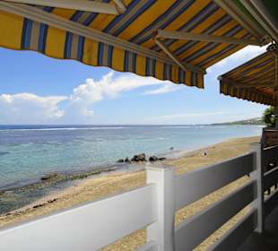 Traumhafter Blick von der Veranda auf das Meer