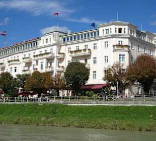 Blick vom Schiff auf das "Hotel Sacher Salzburg"