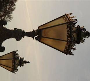 Lampen vor dem Schloss