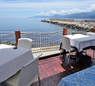 Auf der Veranda über dem Meer im Il Pescatore