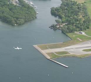 CN Tower Toronto, kleiner Flughafen im Ontario Lake