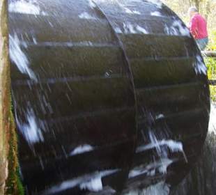 Das gewaltige Wasserrad 