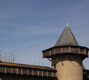 Aspilleros de madera en torre y muralla exterior.