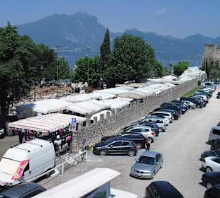 Montag ist ein super Markt vor der Türe vom Hotel Albergo Li