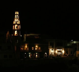 Kirche & Stema Bar bei Nacht