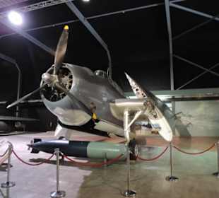 Militär und Zivilflugzeuge in einer Halle