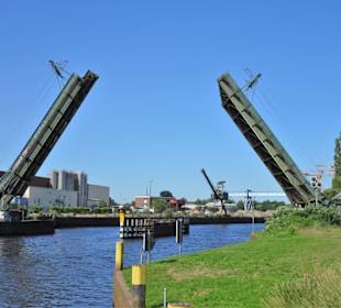 Die Öffnung der Rollklappbrücke Oldenburg