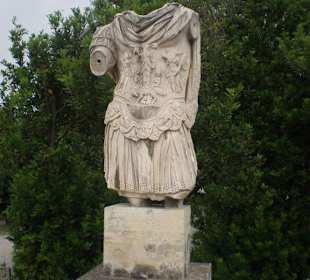 Antike Figur wohin man schaut