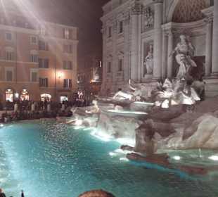 Trevi Brunnen bei Nacht