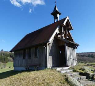 Kreuzkapelle Engetried auf einem Hügel