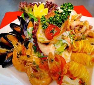 Köstliche Meeresfrüchteplatte aus unserer Küche 