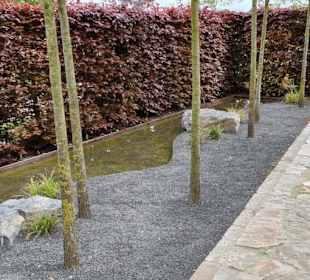 Mit Wasserlauf versehen