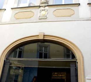 Moderne Geschäfte alte Häuser